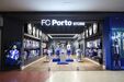 Taça de Campeão Nacional em exibição na nova loja do FC Porto do NorteShopping
