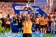 A festa do Hull City  com subida à Premier League com Oliver McBurnie a levantar a taça