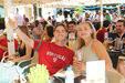 Celebração com cerveja e camisola de Portugal num espaço festivo