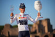 Ciclista Eulálio celebra no pódio do Giro d'Italia, com taças
