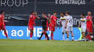 Jogadores do Benfica protestam junto do árbitro Gustavo Correia