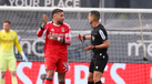Otamendi à conversa com Gustavo Correia durante o Famalicão-Benfica
