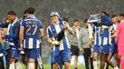 Pepê festeja a conquista do campeonato pelo FC Porto com o champanhe no relvado do Dragão