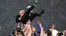 Farioli atirado ao ar pelos jogadores do FC Porto