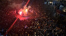 Loucura no exterior do Dragão: festa com tochas e fogo de artifício