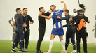 Jan Bednarek festeja com o treinador Francesco Farioli a conquista do título pelo FC Porto