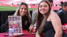 Lúcia Alves celebra hexacampeonato com adepta na sessão de autógrafos