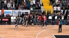 As imagens das agressões entre jogadores no Ovarense-Oliveirense que resultaram em 11 expulsões