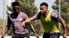 Mbappé com Vinícius Júnior durante o treino do Real Madrid