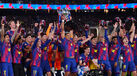 Jogadores do Barcelona erguem o troféu da LaLiga após vitória no El Clásico