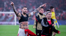 Otamendi e Prestianni em festa após o jogo