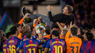Hansi Flick levantado pelos jogadores do Barcelona após a conquista do bicampeonato frente ao Real Madrid