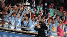 John Stones e Bernardo Silva levantam a Taça de Inglaterra na última final pelo Manchester City