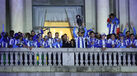 Jogadores do FC Porto mostram troféu da Liga na varanda da CM Porto