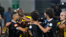 Danilo Pereira apertado no pescoço por adversário: árbitro e jogadores tiveram de intervir