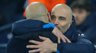 Enzo Maresca abraça Pep Guardiola antes de se defrontarem num jogo da Premier League