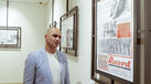 Roberto Martínez observa capa do jornal Record