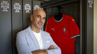 Roberto Martínez posa com a camisola de Portugal