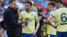 Tonda Eckert, treinador do Southampton, fala com os seus jogadores