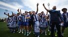 Jogadores dos juvenis do FC Porto celebram conquista de título após empate com o Benfica no Seixal