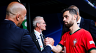 Bernardo Silva cumprimenta Roberto Martínez