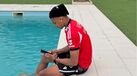 Saviolo na piscina com a camisola do Benfica