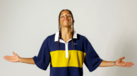 Jéssica Silva sorri com uma camisola da Nike, transmitindo uma sensação de calma