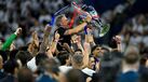 Luis Enrique celebra título com jogadores do PSG