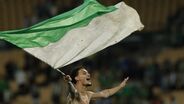 Antony celebra com a bandeira do clube