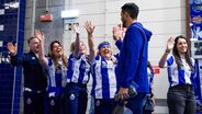 Equipa do FC Porto recebida com carinho pelos trabalhadores no Dragão