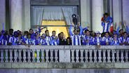 Jogadores do FC Porto mostram troféu da Liga na varanda da CM Porto