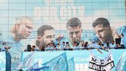 Manchester City festejou com os adeptos na habitual parada pelas ruas da cidade