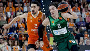 Os jogadores de Valencia e Panathinaikos durante o encontro