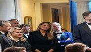 Melania Trump posa com convidados num evento