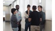 Grupo de pessoas em conversa num corredor