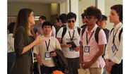 Grupo de pessoas reunidas num evento