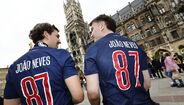 Fãs com camisolas de João Neves em frente à Neue Rathaus, Munique