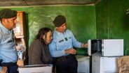 Militares da GNR apoiam idosa, verificando equipamentos em sua casa