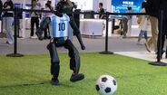 Robô com a camisola da Argentina joga futebol num evento