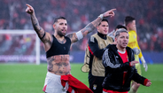 Otamendi e Prestianni em festa após o jogo