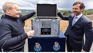 Luís Filipe Menezes e André Villas-Boas com a cápsula do tempo