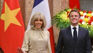 Brigitte e Emmanuel Macron posam juntos num evento