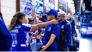 Equipa do FC Porto recebida com carinho pelos funcionários no Estádio do Dragão.
