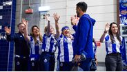Equipa do FC Porto recebida com carinho pelos trabalhadores no Dragão