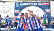 FC Porto campeão 25/26: jogadores celebram no relvado do Estádio do Dragão