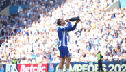 Festa de campeão: jogador do FC Porto celebra título com champanhe no Estádio do Dragão