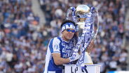 Festa de campeão: jogador do FC Porto celebra título com a taça e cachecol