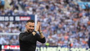 O treinador Francesco Farioli aplaude adeptos no Estádio do Dragão