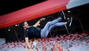 Nandinho, treinador português, celebra título de campeão do Bahrain com Al Muharraq