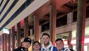 Adeptos festejam título do FC Porto com edição especial do Record nos Aliados.
